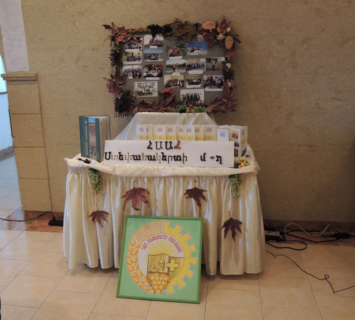 Стенд Степанакертской молодёжной организации. Стенд Степанакертской молодёжной организации.