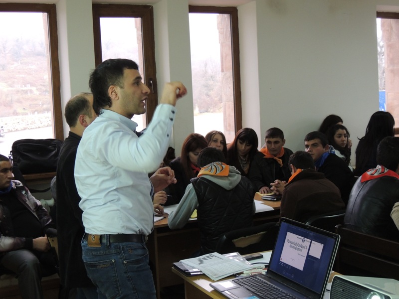 Семинар ведёт Сергей Габриелян, председатель армянской НПО "Новое поколение". Семинар ведёт Сергей Габриелян, председатель армянской НПО "Новое поколение".