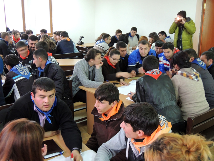 Участники расселись по группам... Участники расселись по группам...