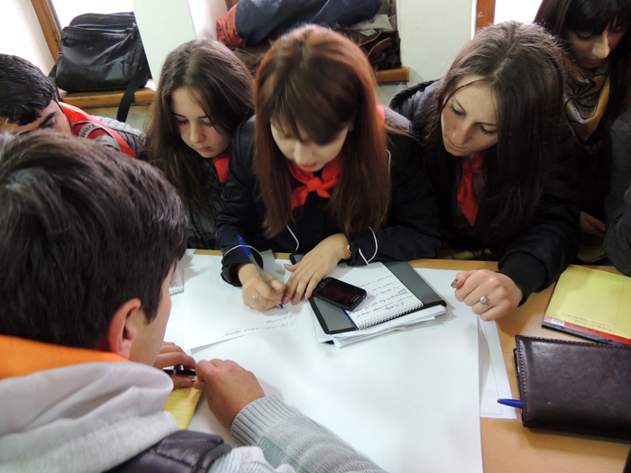 Первая группа за рабочим заданием. Первая группа за рабочим заданием.