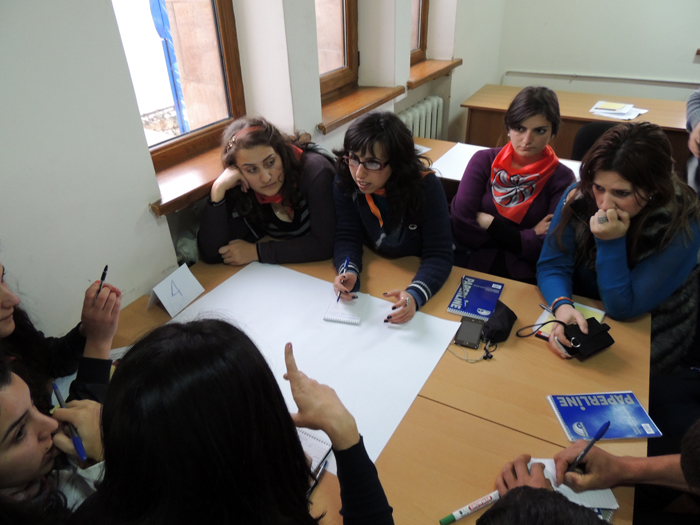 Третья группа за рабочим заданием. Третья группа за рабочим заданием.