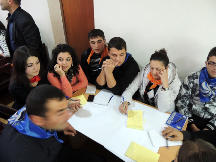 Четвёртая группа за рабочим заданием. Четвёртая группа за рабочим заданием.