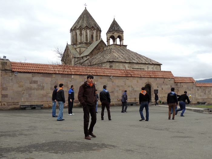 До начала мероприятия молодёжи можно и поиграть в мяч... До начала мероприятия молодёжи можно и поиграть в мяч...