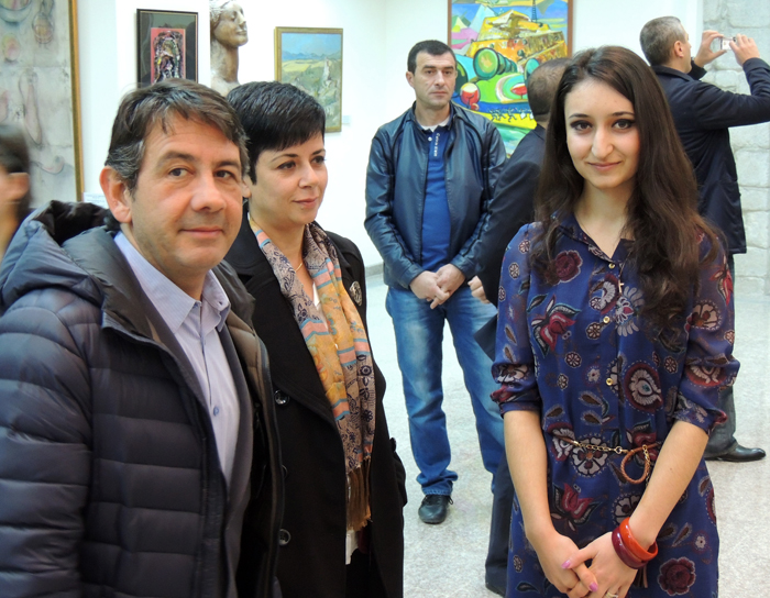 Пласидо Доминго-младший слушает переводчицу, которая выступала в роли гида тоже. Пласидо Доминго-младший слушает переводчицу, которая выступала в роли гида тоже.