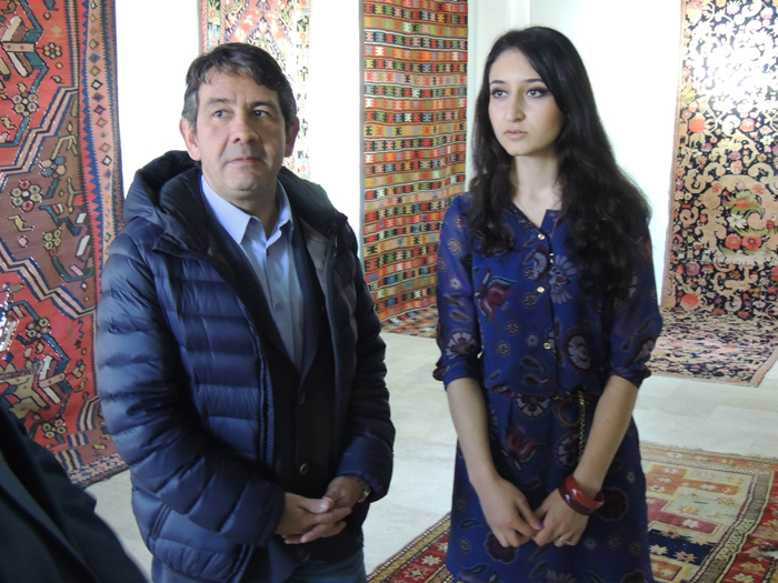 Пласидо Доминго-младший слушает завоороженно о старинных коврах Карабаха... Пласидо Доминго-младший слушает завоороженно о старинных коврах Карабаха...