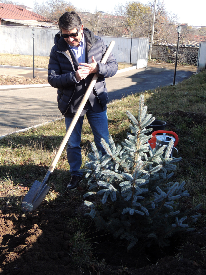 Пласидо Доминго-младший снимает с пальзо золотое кольцо, чтобы бросить в лунку на память... Пласидо Доминго-младший снимает с пальзо золотое кольцо, чтобы бросить в лунку на память...