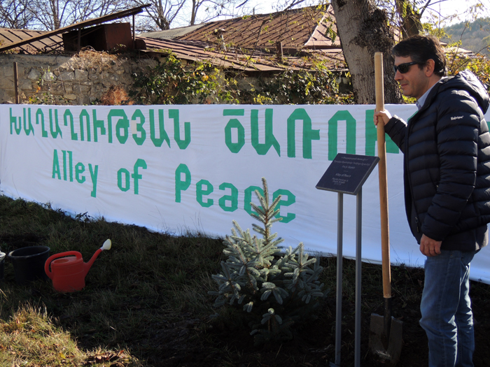 Первую ёлку на аллее мира посадил Первую ёлку на аллее мира посадил