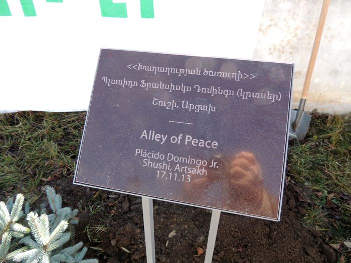 Памятная плита на аллее мира. Памятная плита на аллее мира.