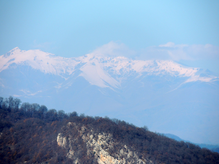 На вершинах ближайших гор уже ложится снег. На вершинах ближайших гор уже ложится снег.