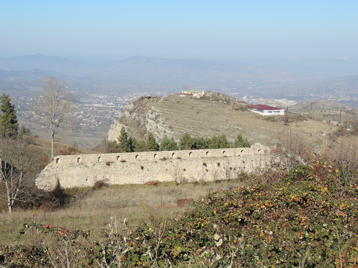 Остатки крепостной стены г.Шуши. Остатки крепостной стены г.Шуши.