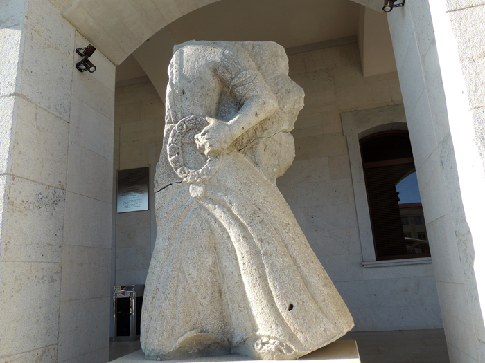 Скульптура перед картинной галереей г.Шуши. Скульптура перед картинной галереей г.Шуши.