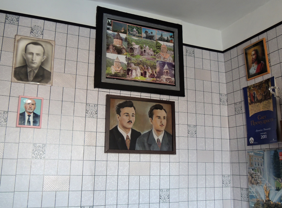 Фотографии отца Ашота, его дяди и дедушки, пропавшего без вестиво время Великой Отечественной войны 1941-1945гг. Фотографии отца Ашота, его дяди и дедушки, пропавшего без вестиво время Великой Отечественной войны 1941-1945гг.