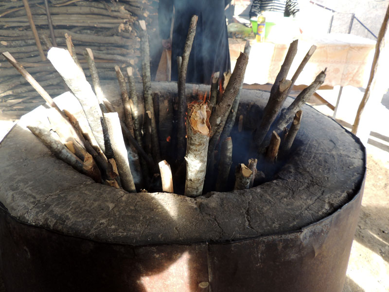 Дрова в туруне разгораются. Дрова в туруне разгораются.