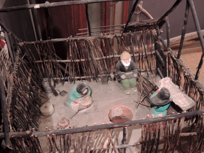 Макет. Пекут хлеб в тонире. Макет. Пекут хлеб в тонире.