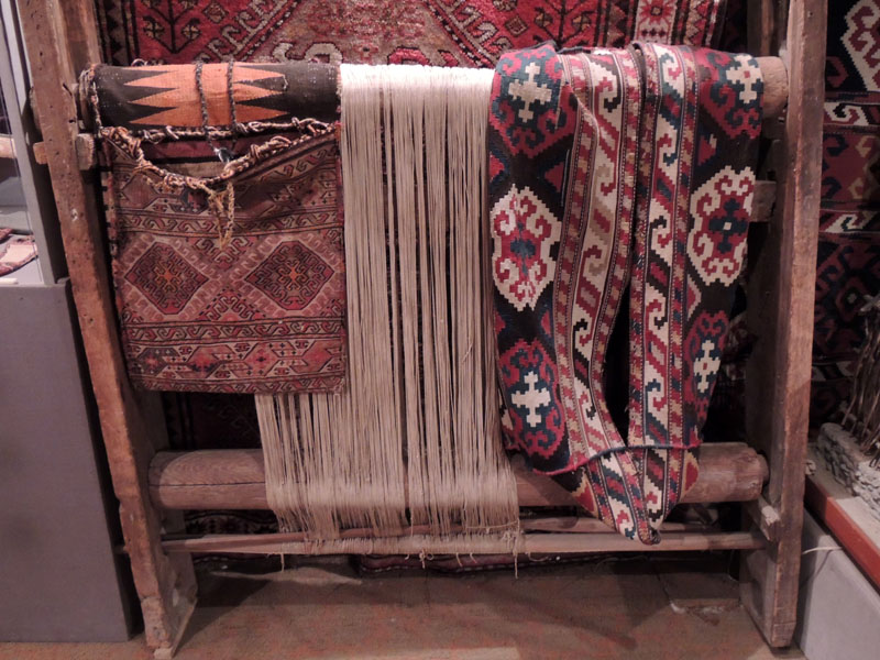 Мафраш (справа). Девушки сами ткали для своего приданного. Слева хурджин. Станок называется дазгах. Мафраш (справа). Девушки сами ткали для своего приданного. Слева хурджин. Станок называется дазгах.