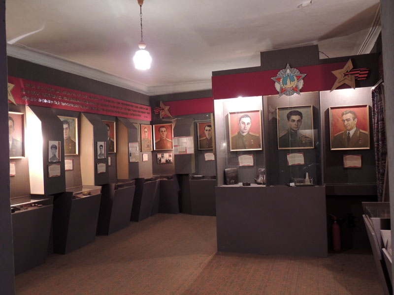 Зал Героев Советского Союза и полных кавалеров ордена Слава. В ВОВ из Нагорного Карабаха пошли воевать 45000 человек, из них 21 Героев Совесткого Союза. Один из них - Нельсо Степанян дважды. Зал Героев Советского Союза и полных кавалеров ордена Слава. В ВОВ из Нагорного Карабаха пошли воевать 45000 человек, из них 21 Героев Совесткого Союза. Один из них - Нельсо Степанян дважды.