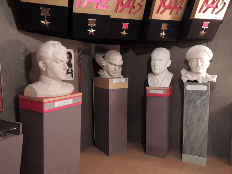 Слева на право маршал авиации Арменак Ханферянц (Сергей Худяков), 2-жды Герой Совесткого Союза лётчик Нельсон Степанан, адмирал флота Советского Союза Иван Исаков, маршал Иван Баграмян. Слева на право маршал авиации Арменак Ханферянц (Сергей Худяков), 2-жды Герой Совесткого Союза лётчик Нельсон Степанан, адмирал флота Советского Союза Иван Исаков, маршал Иван Баграмян.