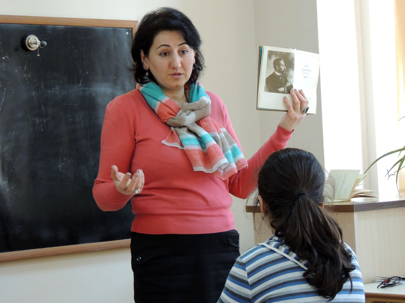 Стелла Самвеловна рассказывает о Обюсове, о Серебрянном веке. Стелла Самвеловна рассказывает о Обюсове, о Серебрянном веке.