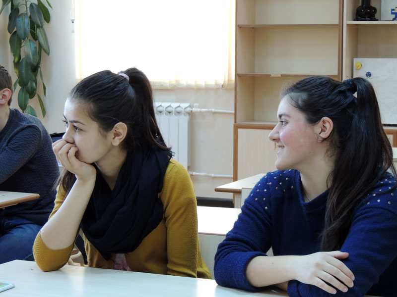 Шушан и Ани (слева на право) - там, где молодость, там есть место улыбке. :-) Шушан и Ани (слева на право) - там, где молодость, там есть место улыбке. :-)