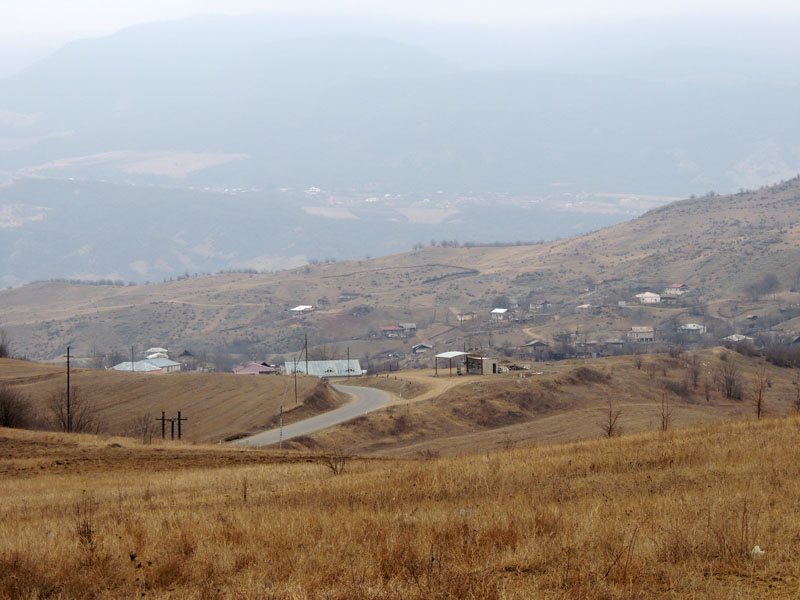 Из-за поворота видны дома с.Дромбон Мардакертского района. Из-за поворота видны дома с.Дромбон Мардакертского района.