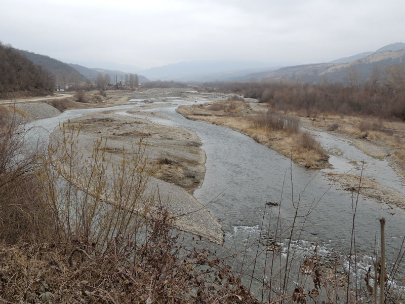Река Тер-тер разливается на несколько рукавов. Река Тер-тер разливается на несколько рукавов.