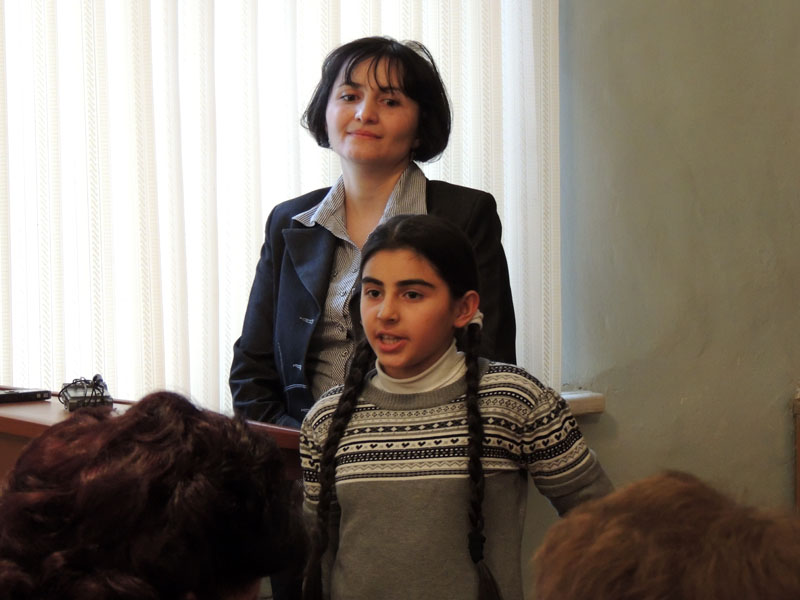 Лусине Товмасян вместе со своей дочерью Анаит. Мать Лусине Амалия Товмасян долгие годы работала в библиотеке. Анаит читает стихотворение Ованеса Туманяна. Лусине Товмасян вместе со своей дочерью Анаит. Мать Лусине Амалия Товмасян долгие годы работала в библиотеке. Анаит читает стихотворение Ованеса Туманяна.
