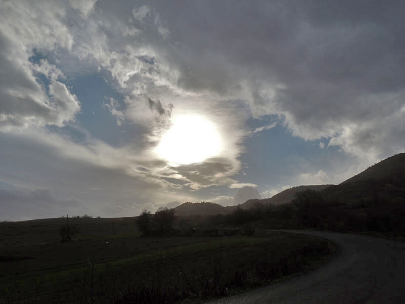 Резко пропало солнце, надвинулись грозные тучи... Резко пропало солнце, надвинулись грозные тучи...