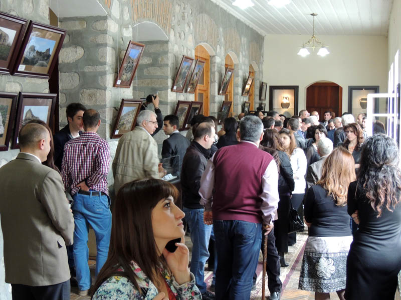 В Управлении туризма и охраны окружающей среды. Приглашённые рассматривают фотографии... В Управлении туризма и охраны окружающей среды. Приглашённые рассматривают фотографии...