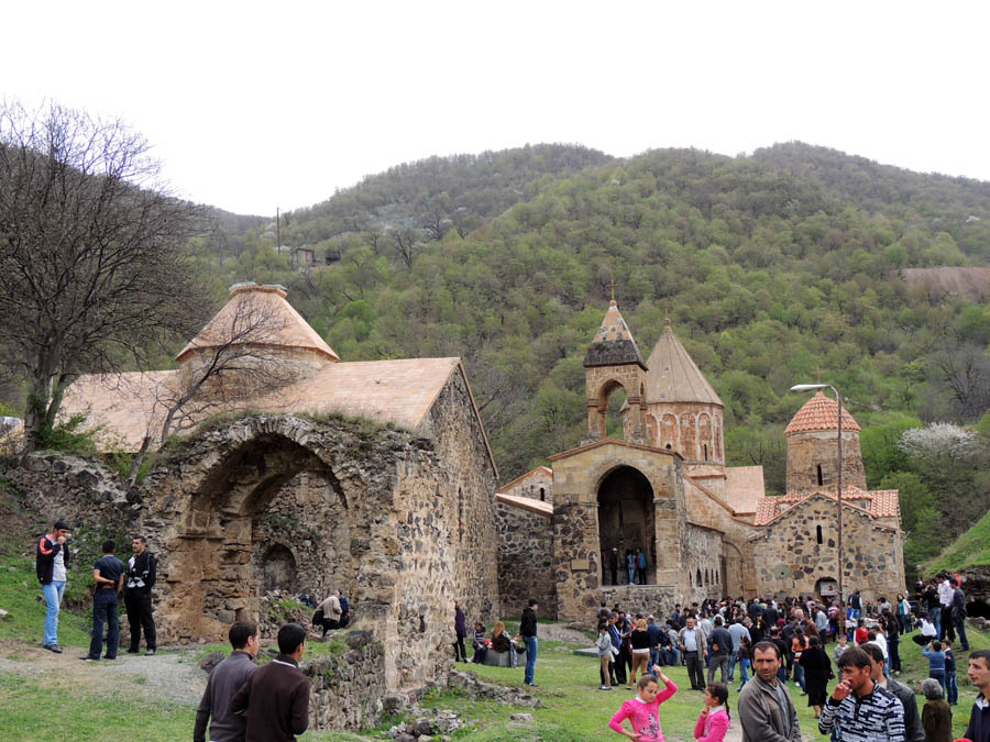 Монастырь Дади. Люди начинают собираться... Монастырь Дади. Люди начинают собираться...