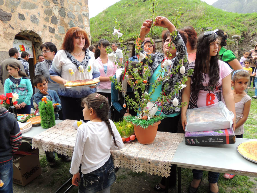 Украшают стол... Украшают стол...