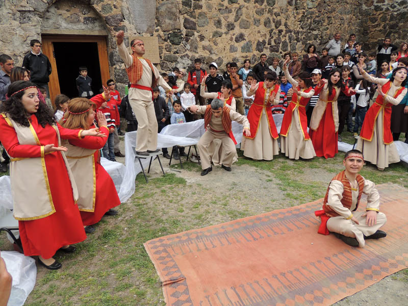 Сцена из спектакля «Сасунци Давид». Сцена из спектакля «Сасунци Давид».