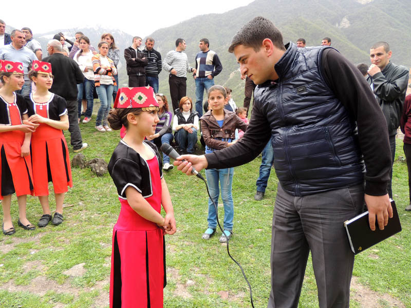 Малышка даёт интервью Арцахскому телевидению. Малышка даёт интервью Арцахскому телевидению.