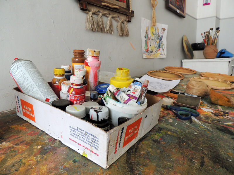 Краски аккуратно собраны в коробочк Краски аккуратно собраны в коробочк