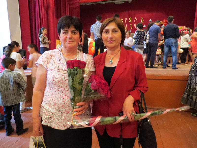 Преподаватель школы Сурая Гапзарян и Алла Арзуманян, работница Аскеранской администрации. Преподаватель школы Сурая Гапзарян и Алла Арзуманян, работница Аскеранской администрации.