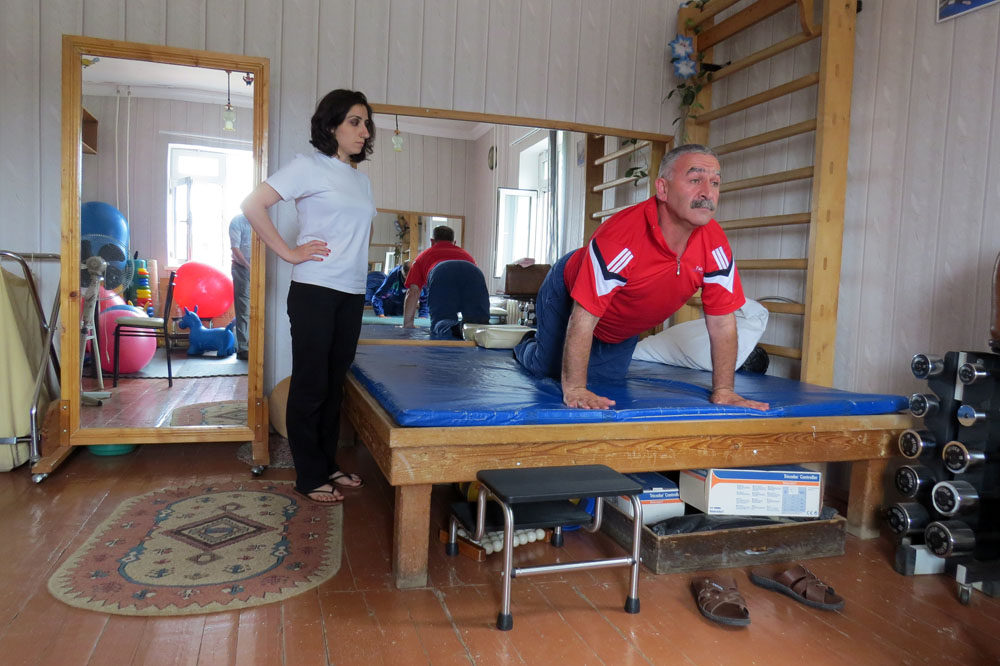 Нане Авакян проводит с пациентами лечебную физкультуру.