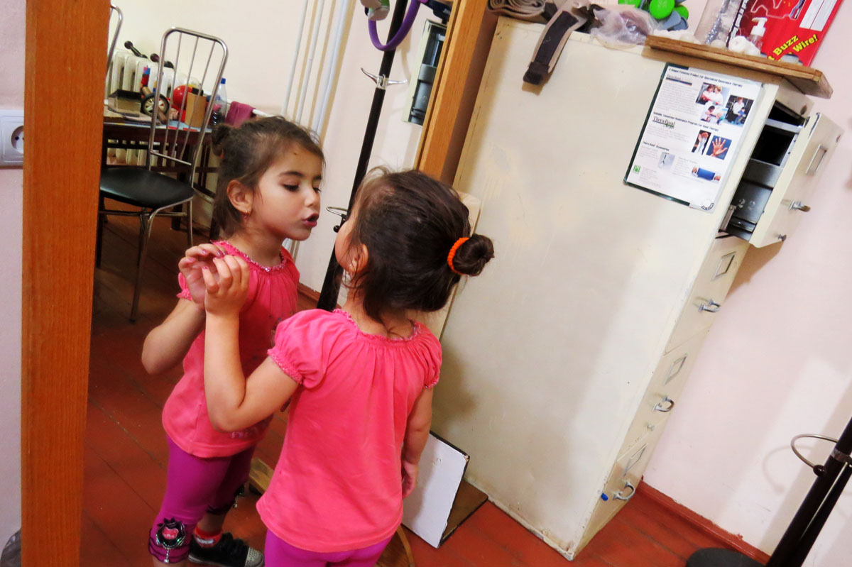 Ани любит смотреть на своё отражение в зеркале и играться с зеркалом.