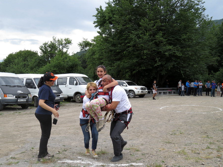 Команда Лох лява из Степанакерта проходит препятствие Переноска пострадавшего. 