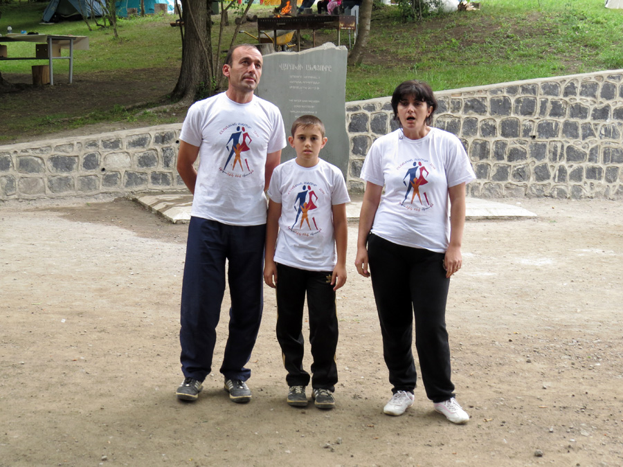 Семья Авагимян  поёт армянскую народную песню