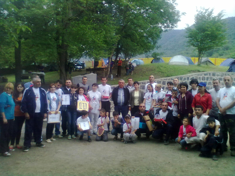 Конец соревнования, призы и подарки розданы, коллективный снимок на память. Конец соревнования, призы и подарки розданы, коллективный снимок на память.