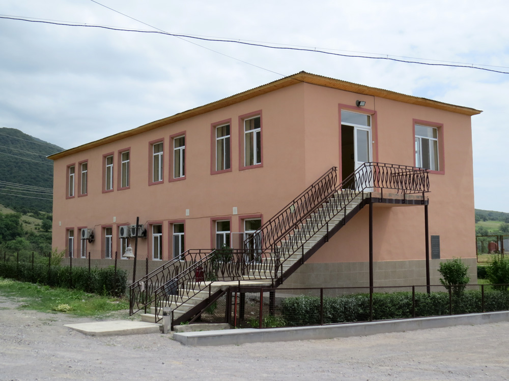 На втором этаже этого здания помещение для различных мероприятий, на первом - летсад