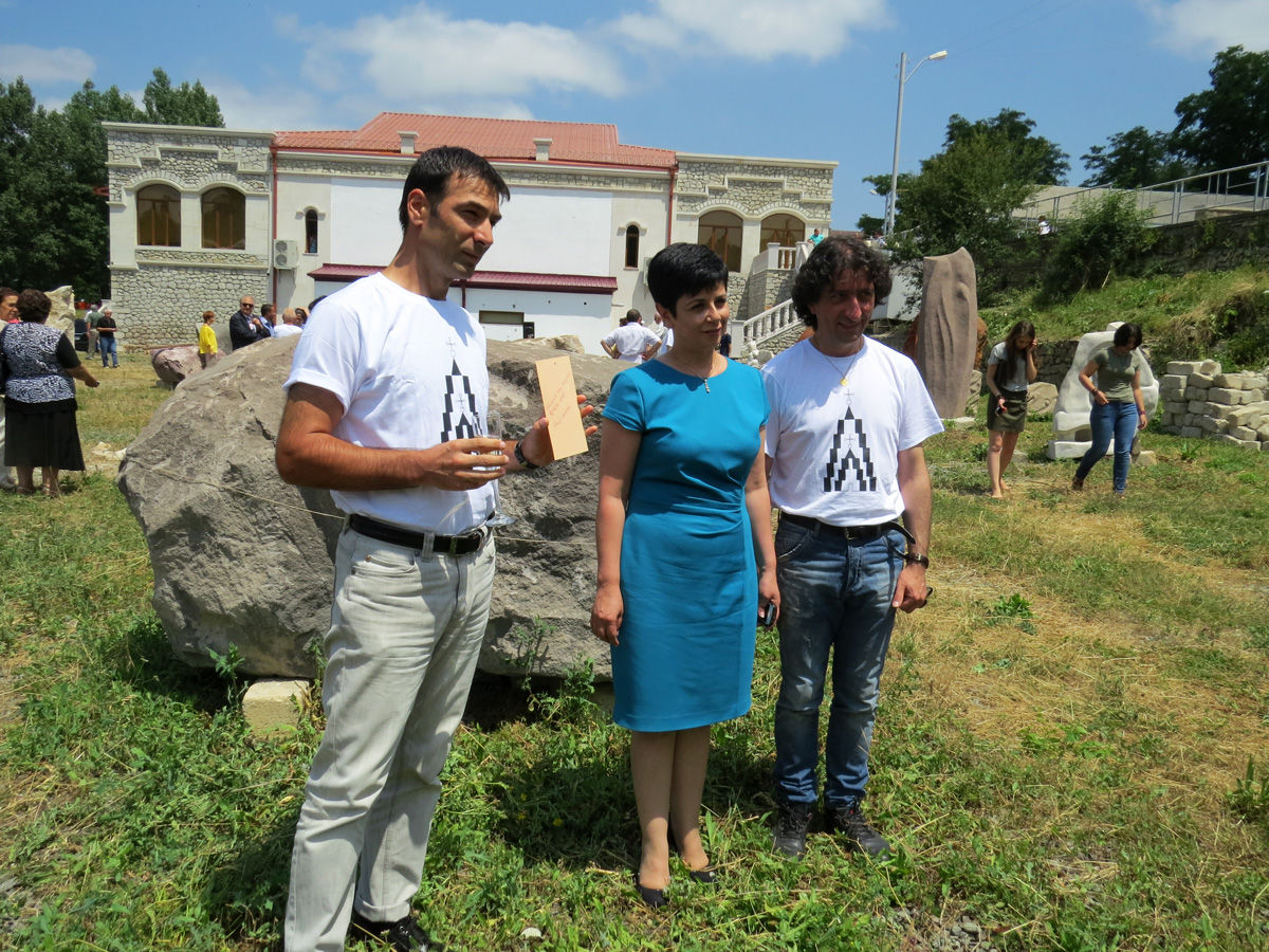 Скульптор из Армении Эмин Петросян с г-жой Нарине Агабалян и Вигеном Аветисом. Скульптор из Армении Эмин Петросян с г-жой Нарине Агабалян и Вигеном Аветисом.