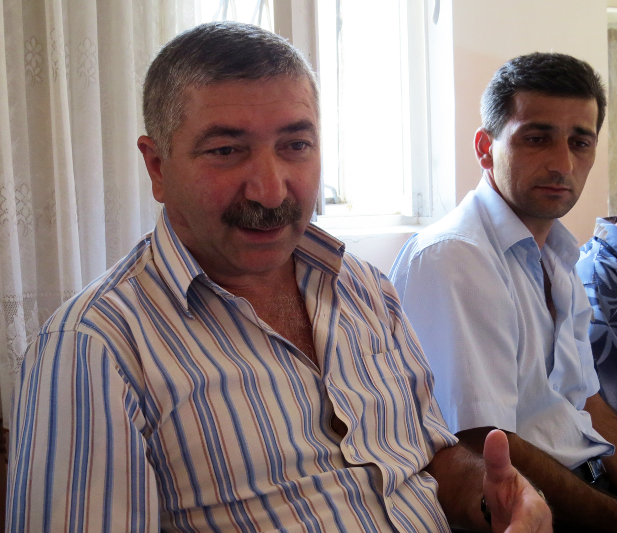 Карлен Маилян, директор средней школы г.Аскерана, слева. Карлен Маилян, директор средней школы г.Аскерана, слева.