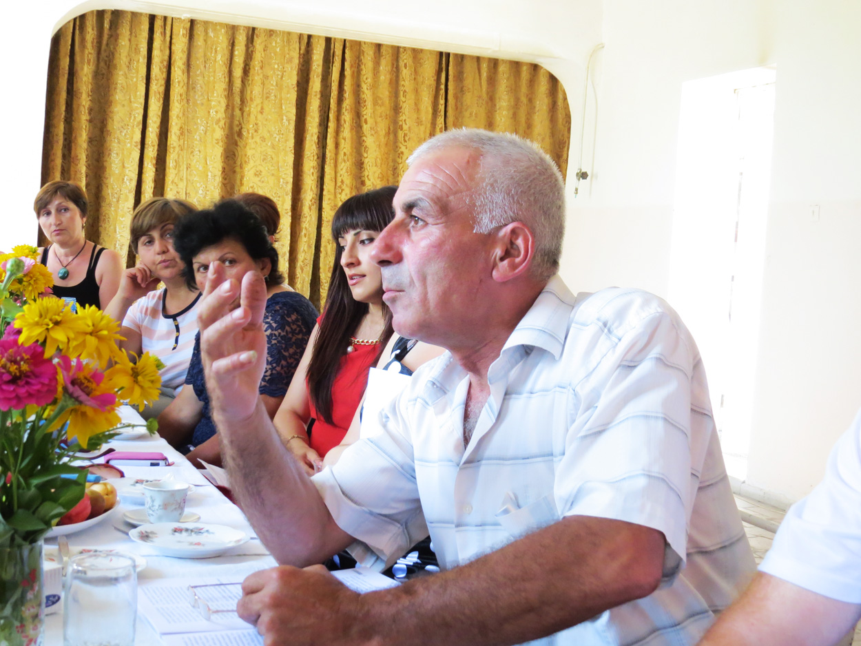 Гаспарян Славик - военный пенсионер. Гаспарян Славик - военный пенсионер.