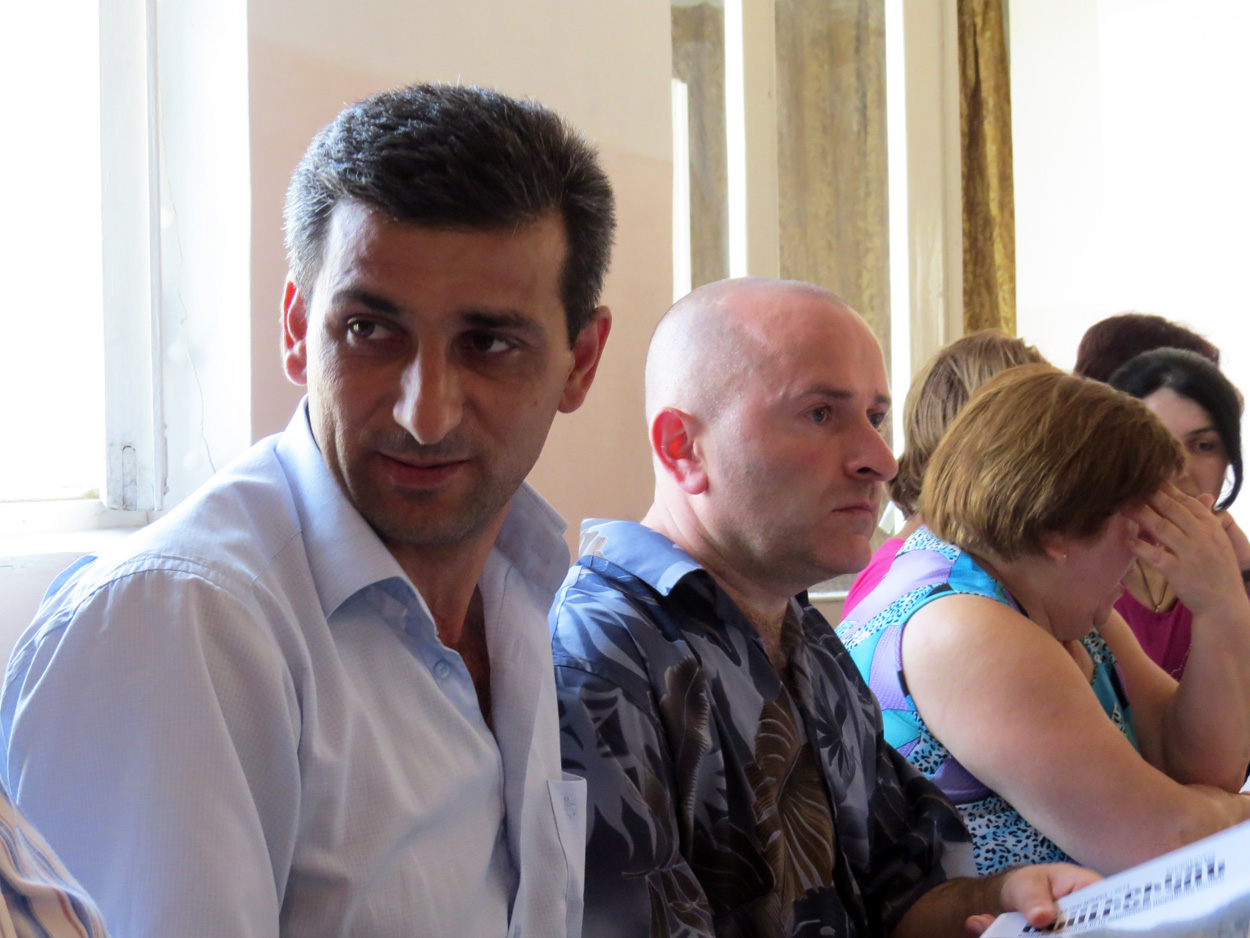 Слева на право: Эрик Апресян, военрук школы и Виген Габриелян, директор музея. Слева на право: Эрик Апресян, военрук школы и Виген Габриелян, директор музея.