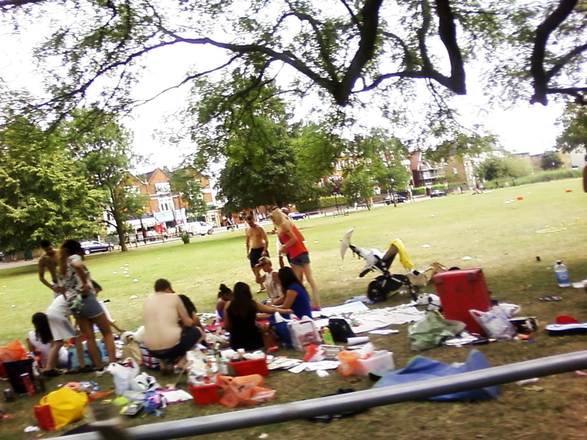 Небольшой пикничок на лужайке. Небольшой пикничок на лужайке.