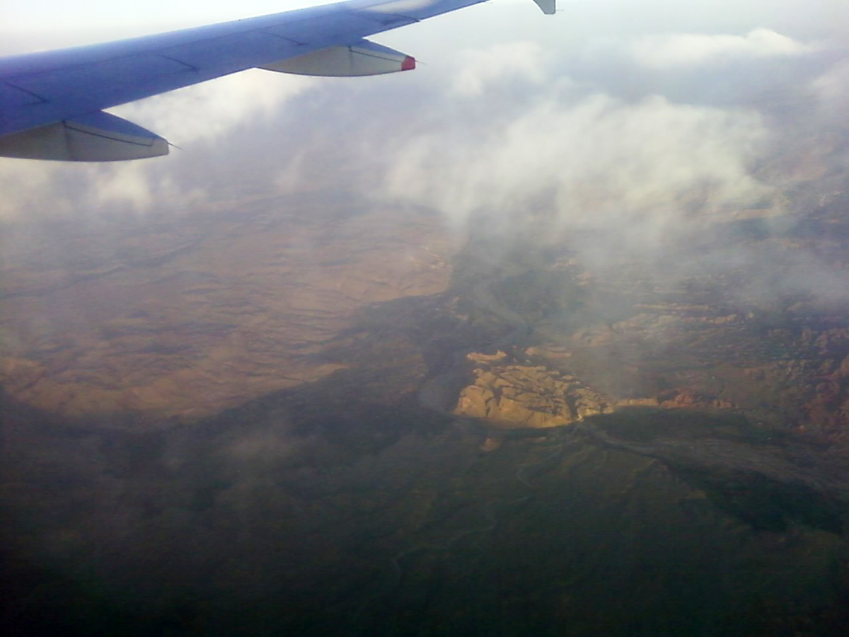 Возвращаемся. За иллюминатором горы Армении. Возвращаемся. За иллюминатором горы Армении.