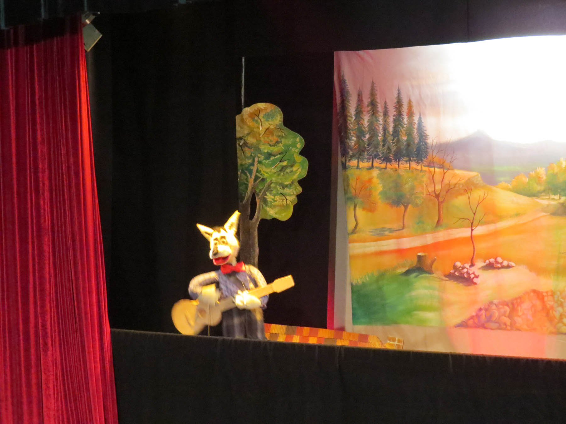 Отрывки из их спектаклей «Пёс и кот» (Ованес Туманян), «Три поросёнка» (сценарий Ерванда Манасяна) и «Птица» (Ованес Туманян). Отрывки из их спектаклей «Пёс и кот» (Ованес Туманян), «Три поросёнка» (сценарий Ерванда Манасяна) и «Птица» (Ованес Туманян).