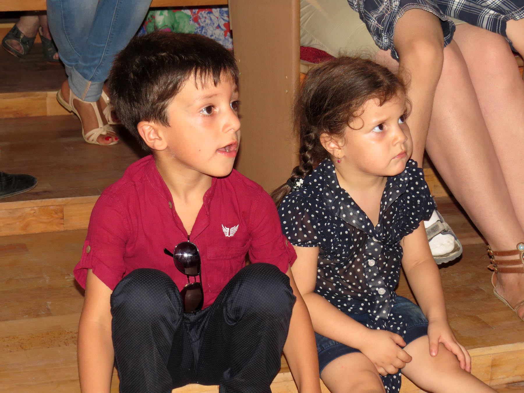 Мелкие там, вместе с героями сректакля, переживают за них... Мелкие там, вместе с героями сректакля, переживают за них...