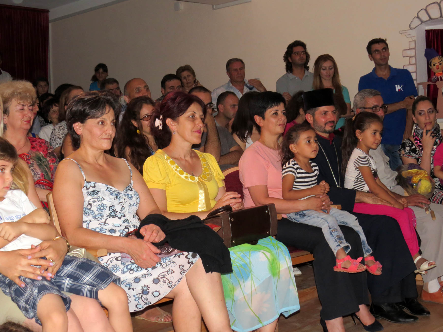 Две девочки удобно примостились на коленях министра культуры и настоятеля церкви. Две девочки удобно примостились на коленях министра культуры и настоятеля церкви.