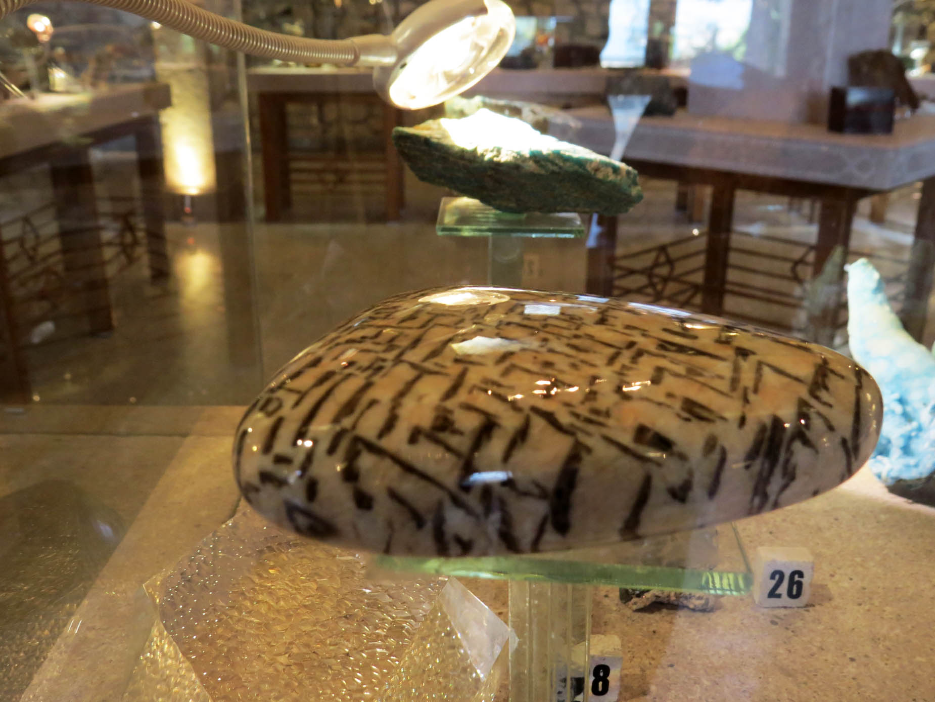 Пегматит или же Еврейский камень. Состоит из полевого шпата и кварца. Прожилки кварца похожи на древнееврейские клинописи. Пегматит или же Еврейский камень. Состоит из полевого шпата и кварца. Прожилки кварца похожи на древнееврейские клинописи.